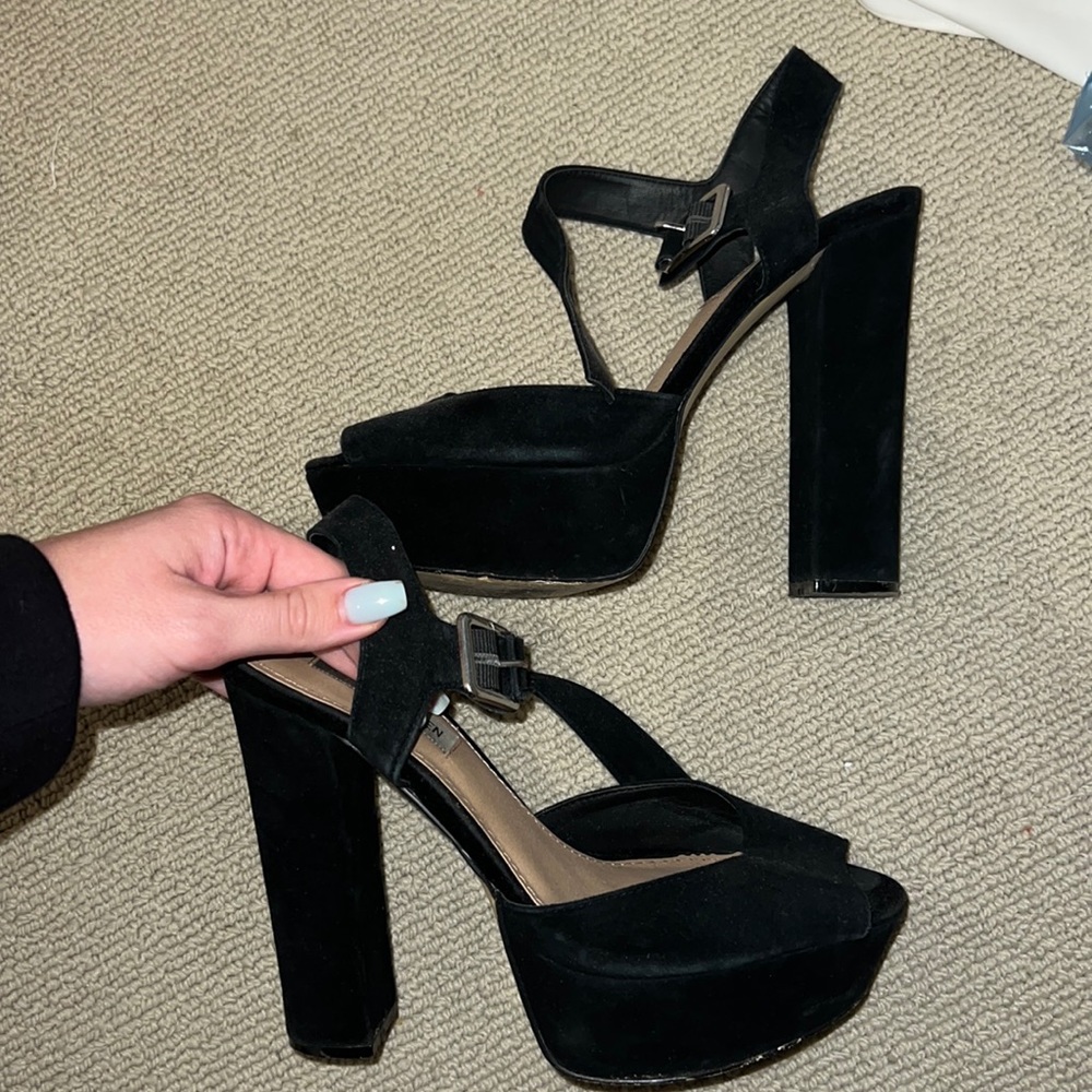 Black Steve Madden Suede Pumps